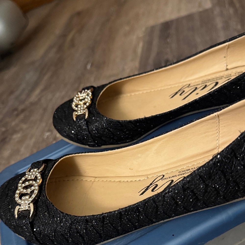 Lady Mily Women's Black and Gold Flats - Picture 5 of 6